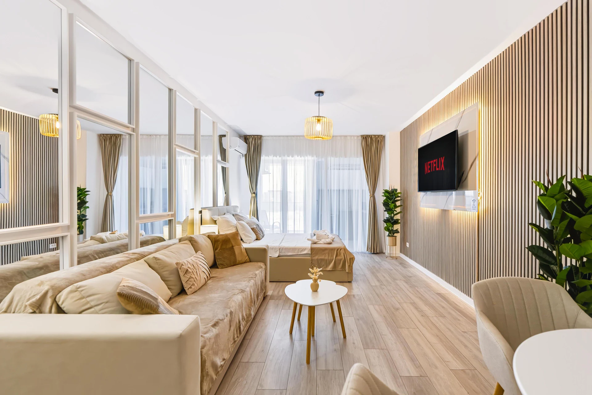 Vedere de ansamblu a studioului Smart Residence, cu pat matrimonial și canapea